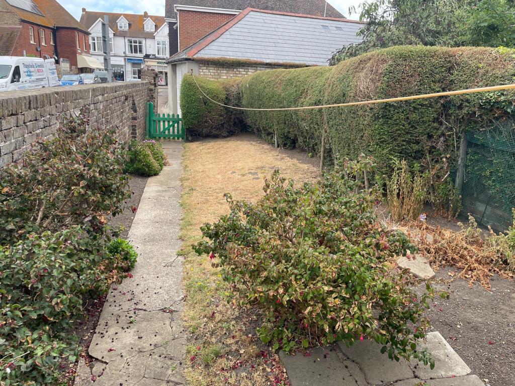 Lot: 11 - END-TERRACE HOUSE FOR IMPROVEMENT - Garden